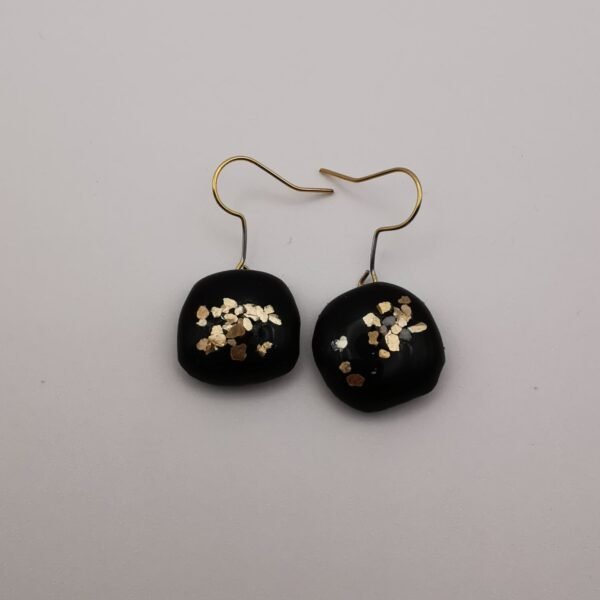 Boucles d’oreilles noires doirées