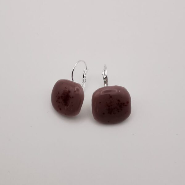Boucles d’oreilles violettes et rouges