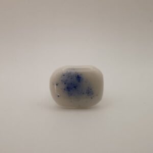 Bague blanche et bleu