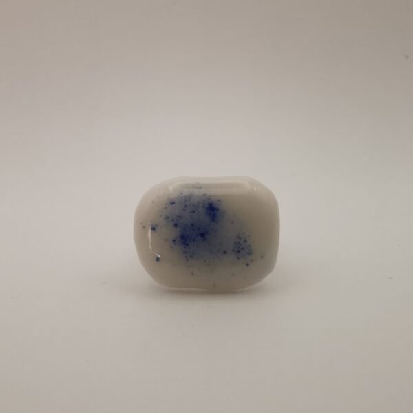 Bague blanche et bleu